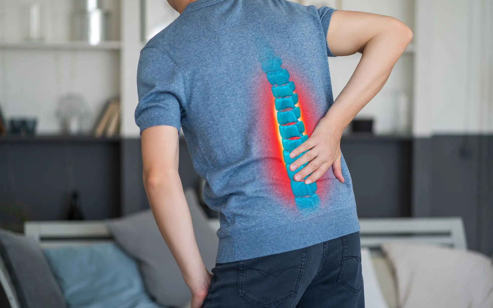 Hombre de espaldas se lleva la mano a la zona lumbar, con una ilustración de la columna vertebral resaltada sobre el punto de dolor